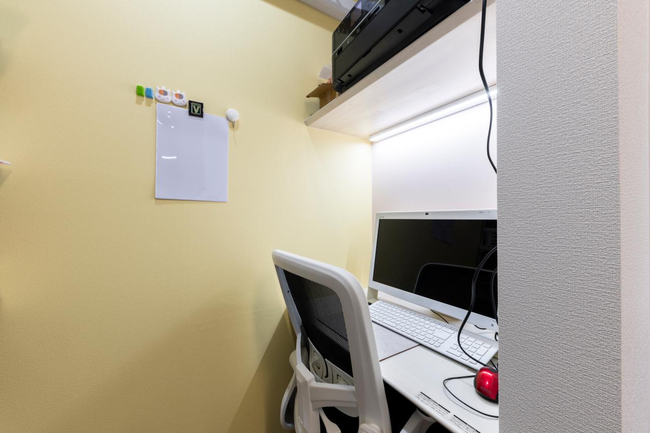 家事室：キッチン奥のカウンタースペースは家事の合間にパソコン作業ができる便利な空間