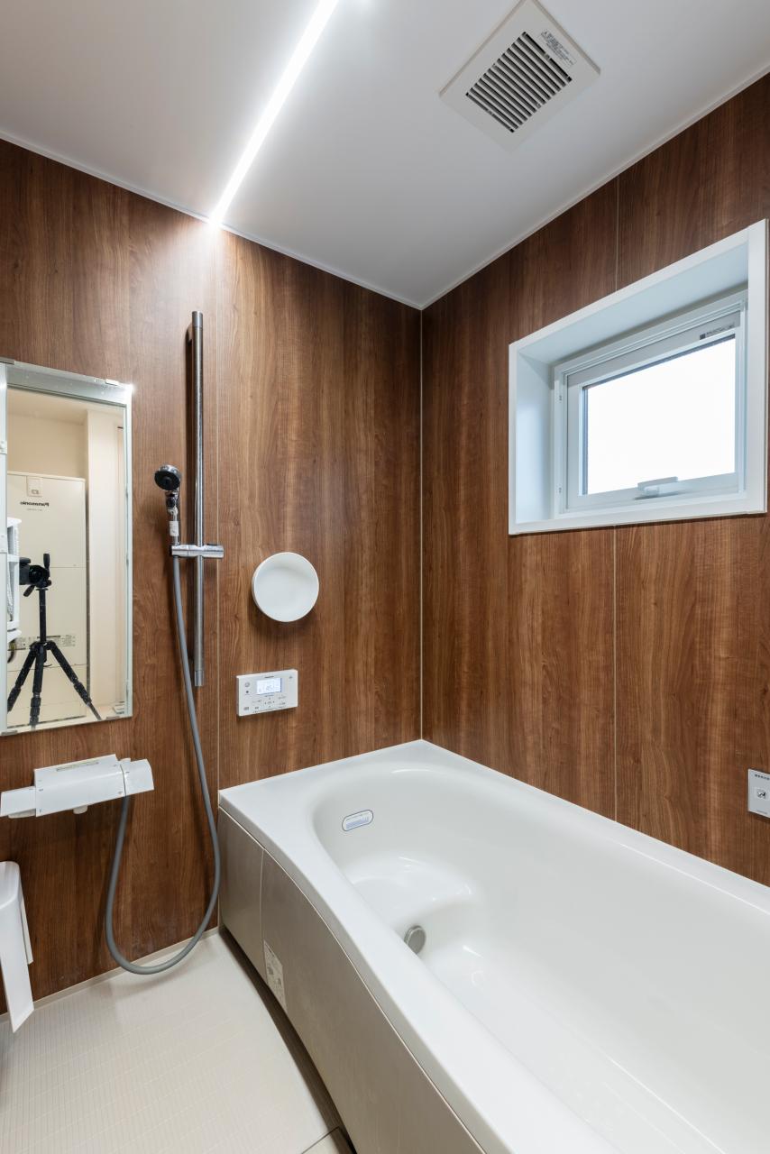 バスルーム：木目調を採用したバスルームは落ち着きの空間