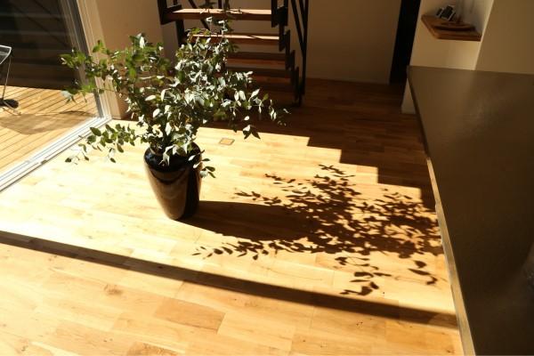 【無垢材の床は暖かい？】